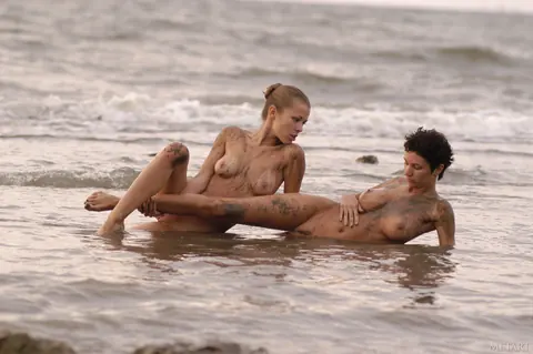 Woman Spreads Her Pussy and Shows Her Ass on the Beach – photo 5 of 21