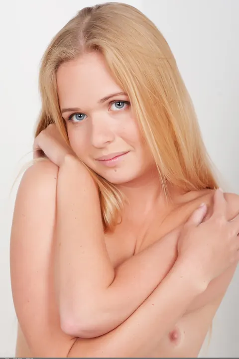 Woman with Small Tits Strips Nude and Spreads Her Pussy – photo 17 of 21