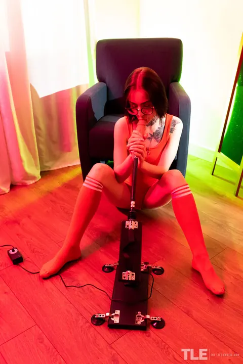 Pollie Starr: European Brunette PAWG in Glasses Masturbates with a Machine Dildo – photo 5 of 16