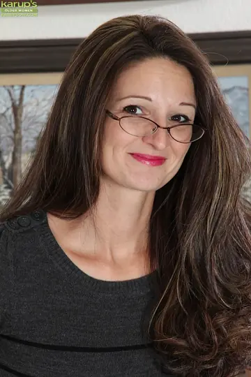 Stephanie Roberts – Brunette MILF in Glasses and Panties Spreads Her Pussy