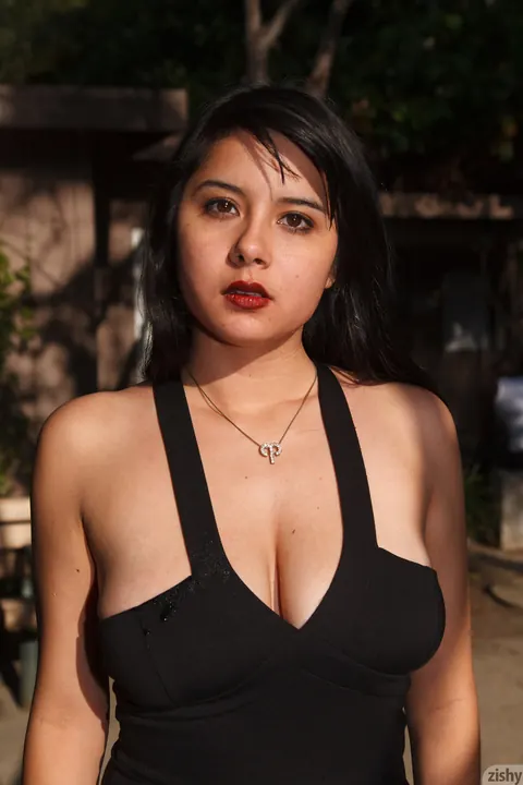 Amber Santos: Latina Brunette Shows Off Her Natural Tits – photo 4 of 12