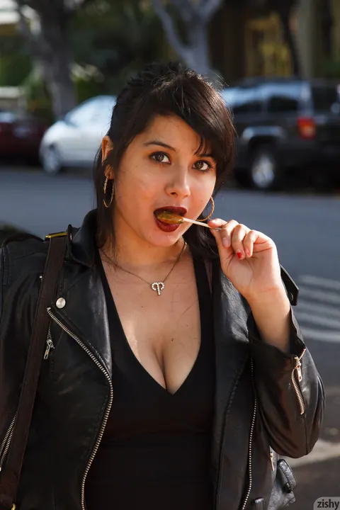 Amber Santos: Latina Brunette Shows Off Her Natural Tits – photo 3 of 12
