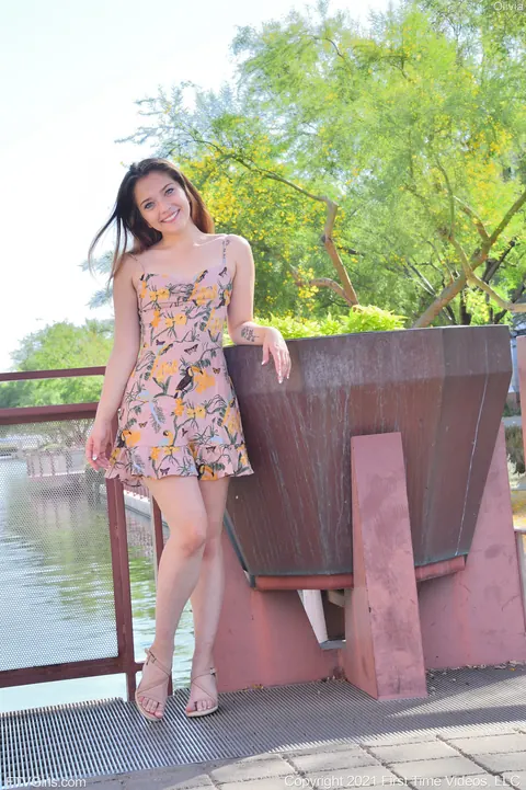 Woman in High Heels Flashes and Spreads in Public – photo 14 of 20