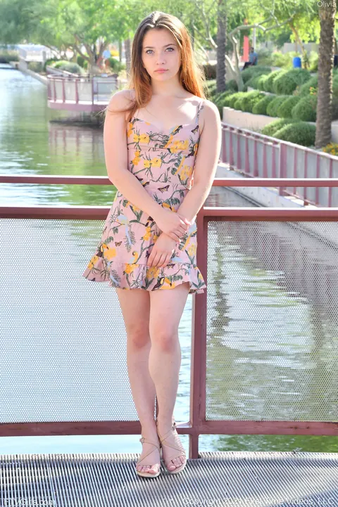 Woman in High Heels Flashes and Spreads in Public – photo 12 of 20