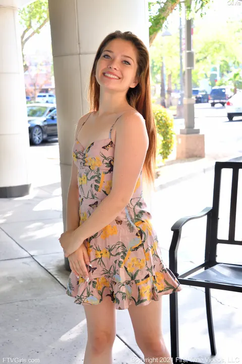 Woman in High Heels Flashes and Spreads in Public – photo 2 of 20