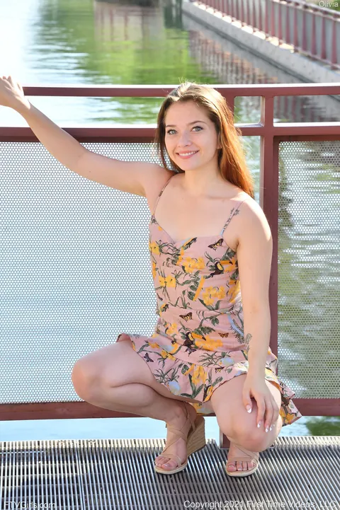 Woman in High Heels Flashes and Spreads in Public – photo 13 of 20