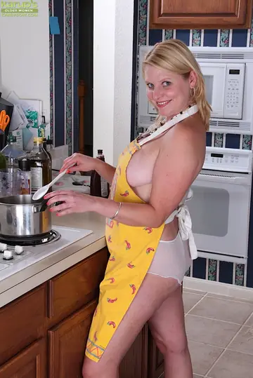 Lynn Miller – Thick Blonde MILF Shows Her Big Tits and Spreads Her Shaved Pussy