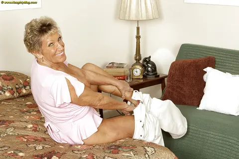 Sandra Ann: Thick Blonde Granny Strips Off Her Lingerie and Poses in High Heels – photo 5 of 16