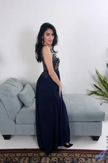 Theresa Soza – Thick Brunette MILF Undresses and Shows Her Pussy