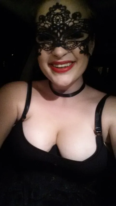 Thick Blonde Undresses for Selfies and Spreads for Anal – photo 11 of 14