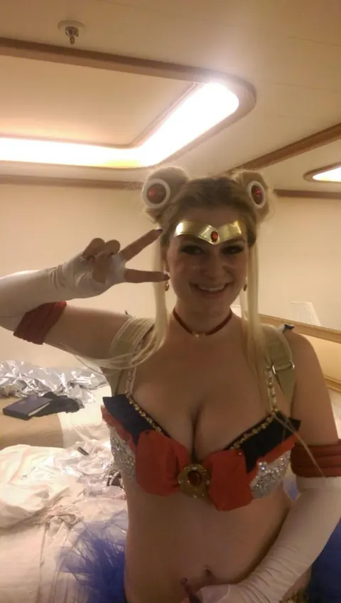 Thick Blonde Undresses for Selfies and Spreads for Anal – photo 4 of 14