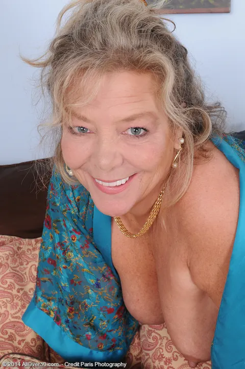 Karen Summer: Busty Blonde MILF with Natural Tits Spreads Her Shaved Pussy – photo 4 of 15