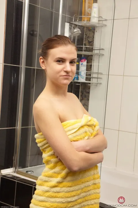 Mila Lee: Russian Redhead Shows Her Hairy Pussy Nude – photo 1 of 21