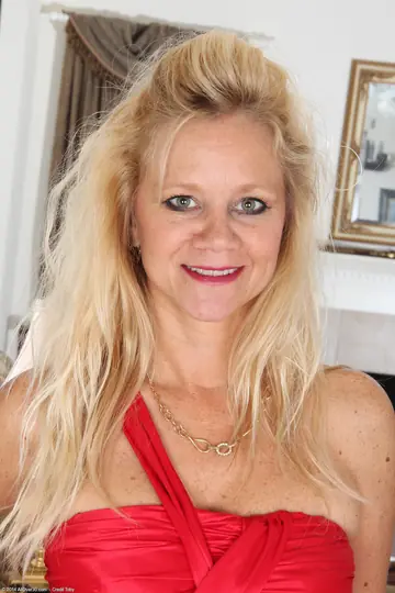 Heidi Gallo – Tanned Blonde MILF in Lingerie and Heels Spreads Her Trimmed Pussy