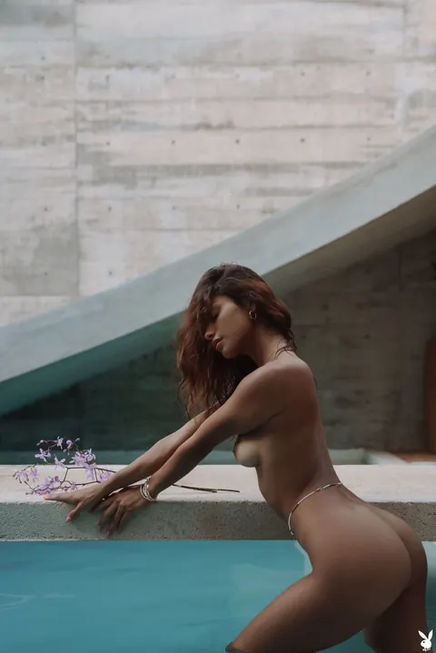 Woman Sheds Her Clothes and Poses Nude by the Pool – photo 21 of 21