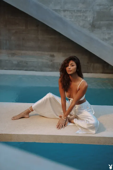 Woman Sheds Her Clothes and Poses Nude by the Pool – photo 2 of 21