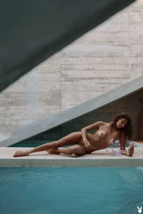 Woman Sheds Her Clothes and Poses Nude by the Pool – photo 17 of 21