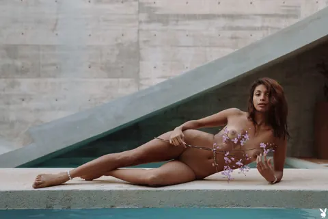 Woman Sheds Her Clothes and Poses Nude by the Pool – photo 15 of 21