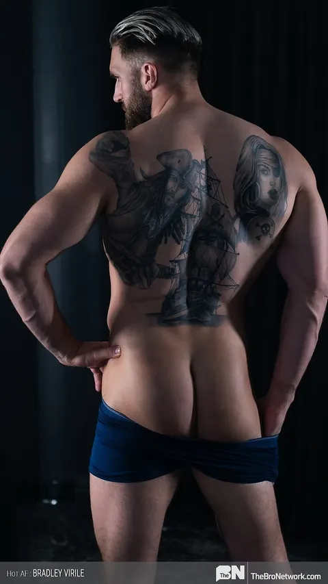 Athletic Bodybuilder Strips Nude and Shows Off His Big Cock – photo 12 of 20