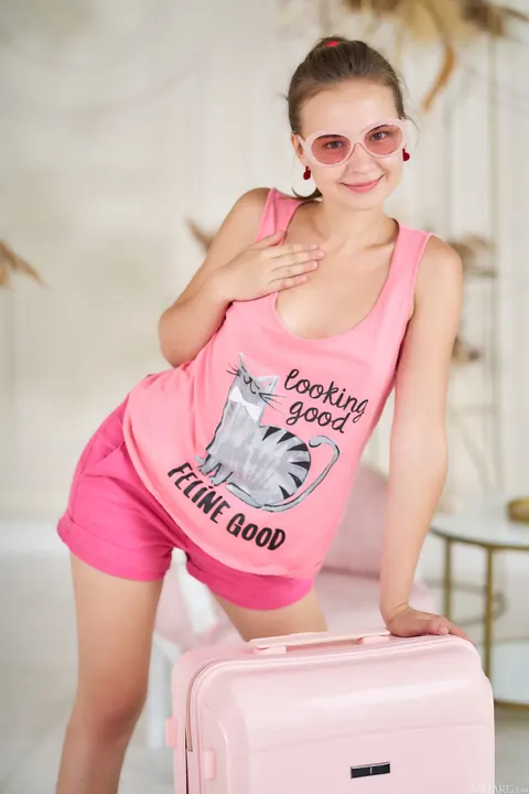 Yenn Cat: Brunette in Glasses Strips Naked and Spreads Her Legs – photo 3 of 21