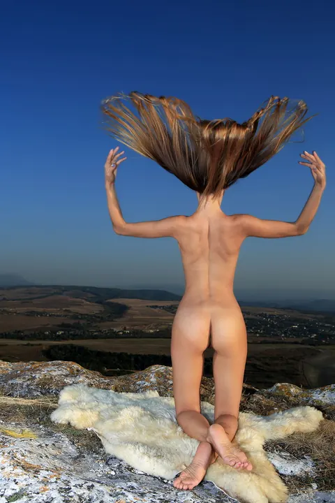 Susza K: Brunette Spreads Her Shaved Pussy Wide on the Beach – photo 15 of 16