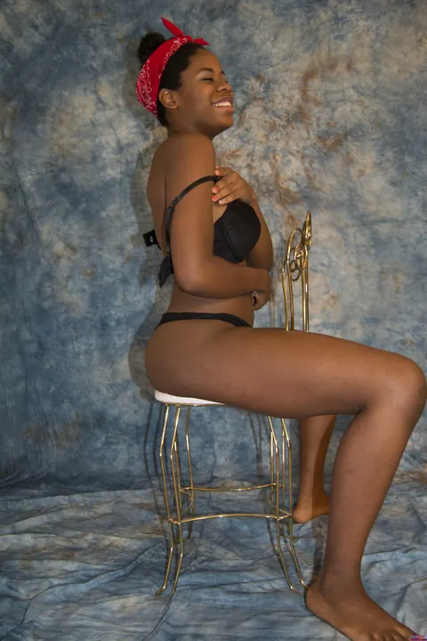 Ebony Woman Spreads Her Pussy in the Desert – photo 12 of 15