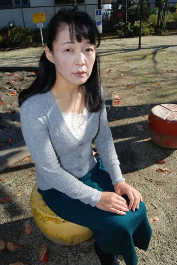 Kiyoe Majima – Japanese Brunette Poses Nude and Spreads Her Legs