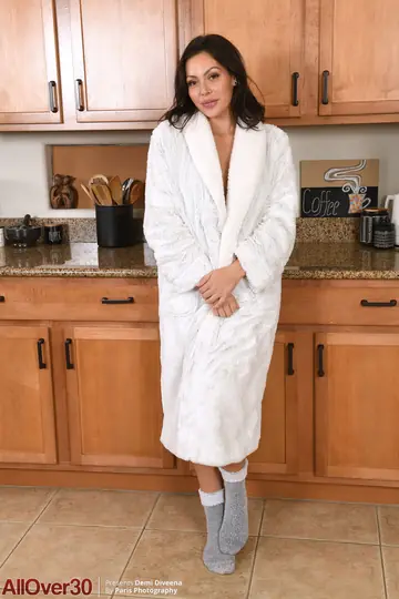 Amateur MILF Undresses and Fingers Her Pussy on the Kitchen Counter