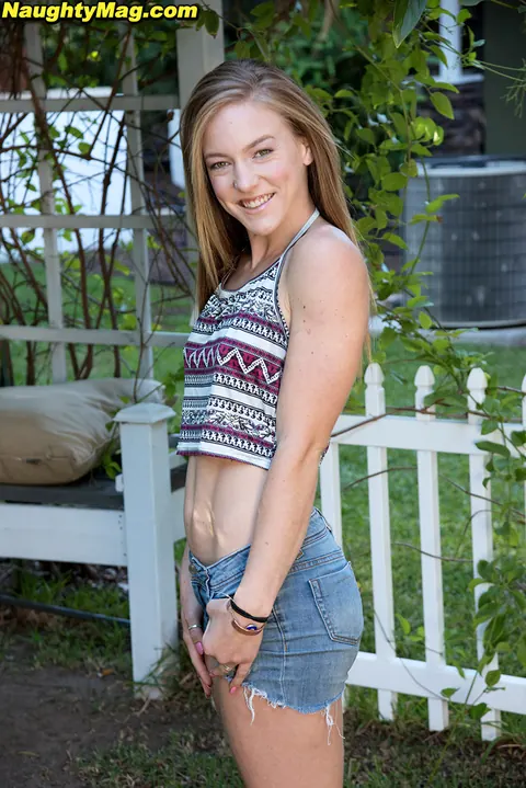 Luna Light: Skinny Latina Reveals Her Small Breasts in Shorts – photo 6 of 16