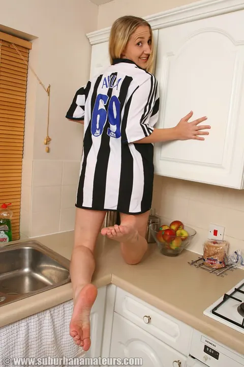 Busty British Woman Fingers Herself in the Kitchen – photo 1 of 21