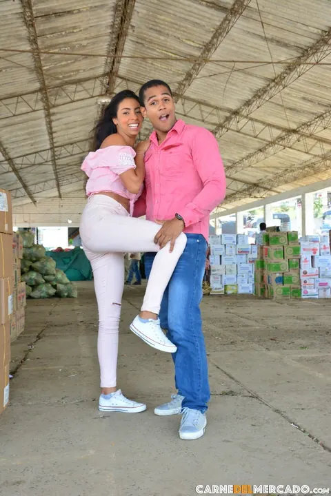 Yamile: Latina Brunette Shows Her Figure Outdoors at the Market – photo 8 of 17