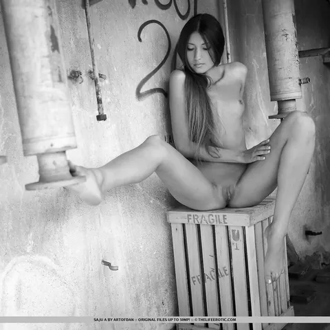 Saju A: Tattooed Brunette PAWG Squats Barefoot and Spreads Her Shaved Pussy – photo 15 of 16