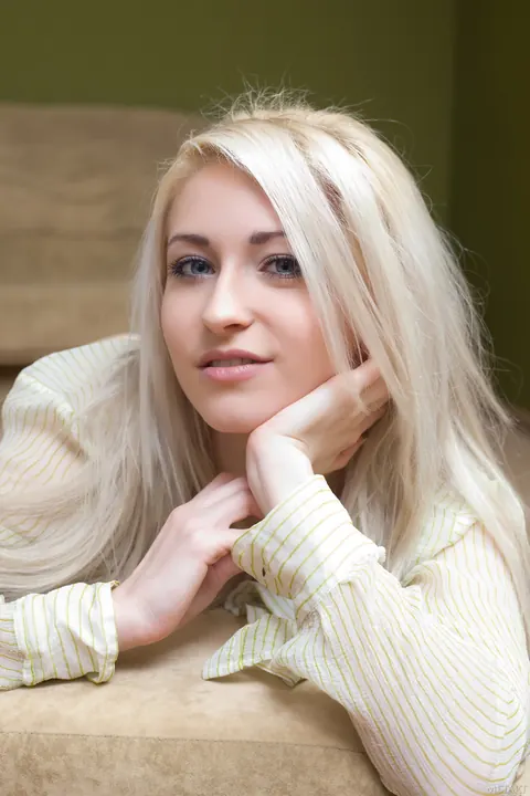 Janelle B: Blonde in Heels Flaunts Her Hairy Pussy with Legs Spread – photo 2 of 17