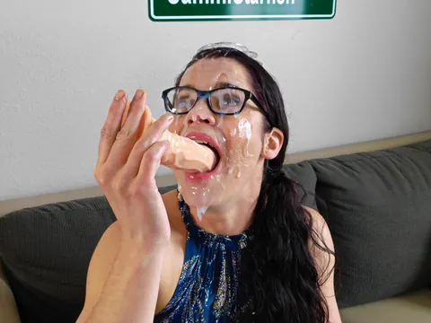 Sammi Starfish: Brunette MILF with Glasses Poses in Close-Up – photo 11 of 15