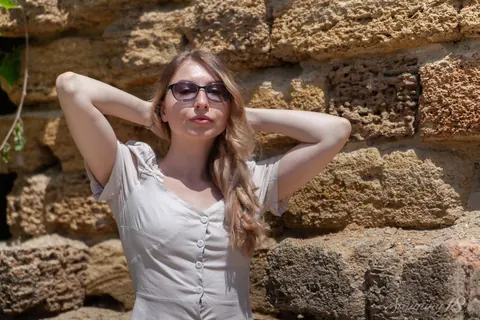 PAWG in Glasses Strips Nude and Spreads by a Garden Wall – photo 1 of 16