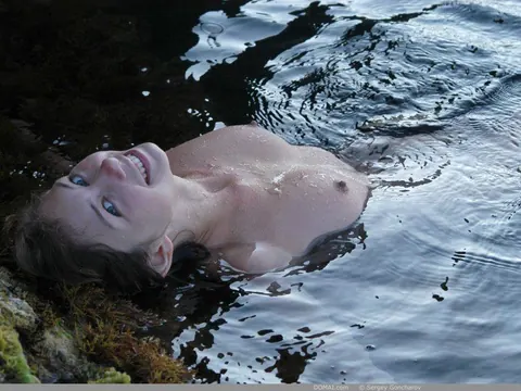 Short-Haired Babe Spreads Her Pussy Outdoors by the Water – photo 6 of 14