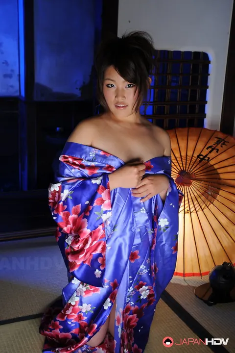Japanese Brunette Lets Her Kimono Robe Slip Off Her Shoulders – photo 7 of 15
