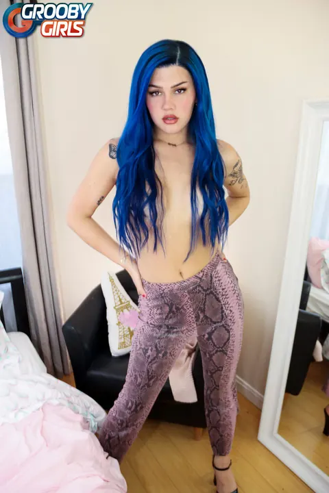 Trans Woman Masturbates in the Bedroom – photo 3 of 15