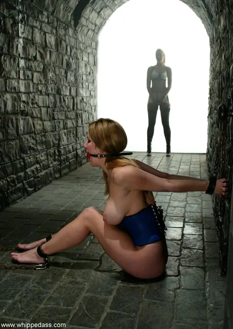 Hollie Stevens: Tall Blonde and Brunette in Latex Share Bondage and Kiss Each Other – photo 5 of 21