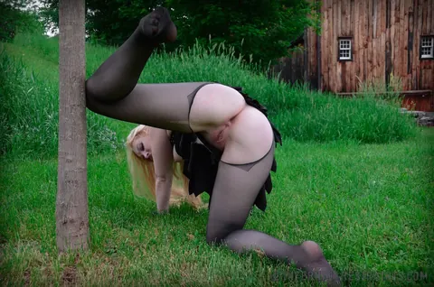 Delirious Hunter: Thick Blonde in Stockings Restrained and Spreads Her Legs Outdoors – photo 5 of 14