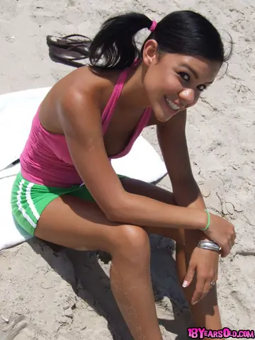 Brunette Spreads Her Ass on the Beach