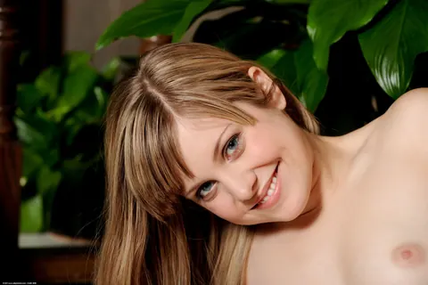 Missy M Gold: Busty Blonde Spreads Her Trimmed Pussy Outdoors – photo 14 of 21