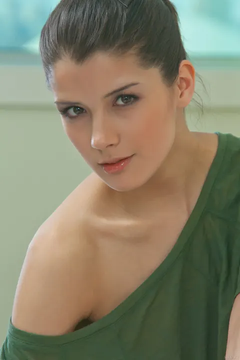Luiza A: Athletic Brunette Undresses and Spreads Her Pussy Wide – photo 2 of 21