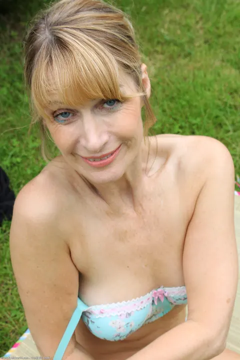 Thick MILF in Lingerie and Yoga Pants Spreads Outdoors – photo 8 of 20