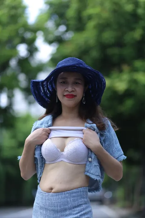 Woman Poses Nude and Displays Her Body Fully – photo 21 of 21