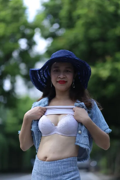 Woman Poses Nude and Displays Her Body Fully – photo 20 of 21