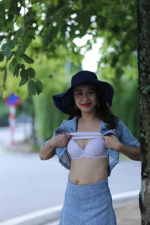 Woman Poses Nude and Displays Her Body Fully – photo 7 of 21