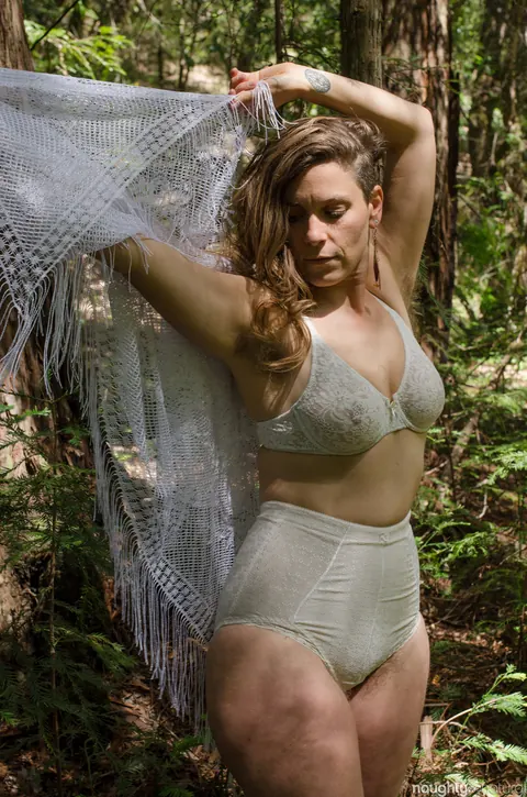 Chubby Hairy Babe Spreads Her Bush in the Forest – photo 3 of 20
