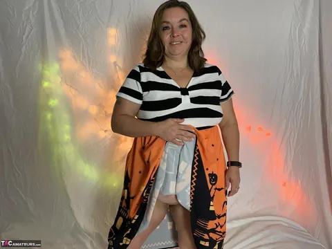 Busty Mature PAWG Lifts Her Skirt and Spreads – photo 5 of 16