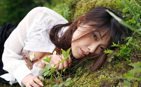 Yua Aida: Japanese MILF in Lingerie Shows Her Big Natural Tits Outdoors – photo 9 of 16